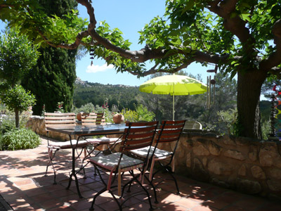 Tischli auf Terrasse