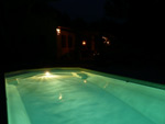 Mas de Suspiron - der Pool lädt auch nachts zum Schwimmen ein.