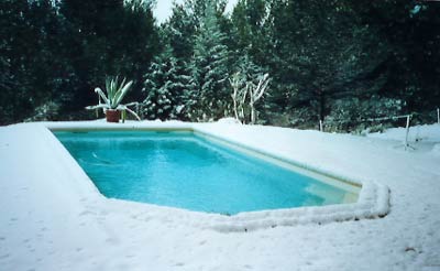 Pool wurde zur Einweihung gleich eingeschneit!