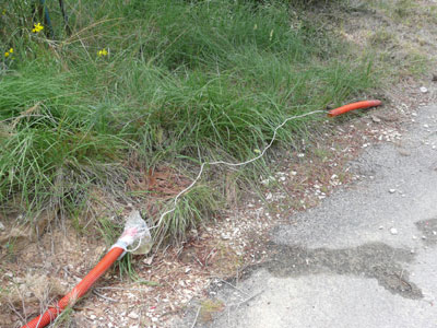 Telefonleitung aus dem Boden gerissen