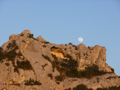 Vollmond hinter dem Felsen